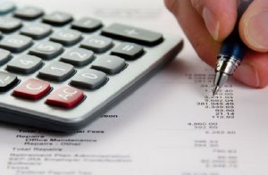 VENDAS E RECEITAS DO COMRCIO FICAM ESTVEIS.